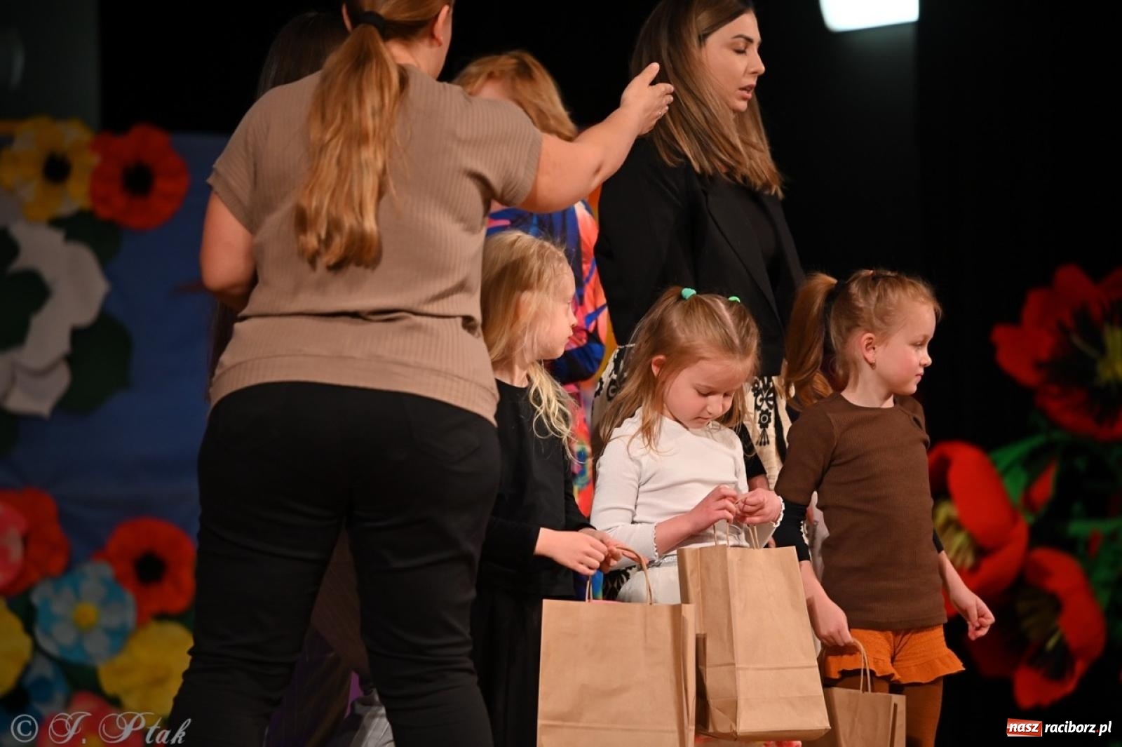 Zdjęcie w galerii na portalu naszraciborz.pl: Mali artyści na scenie RCK – gala mini-festiwalu i przeglądu Mali Poligloci wiadomości z regionu