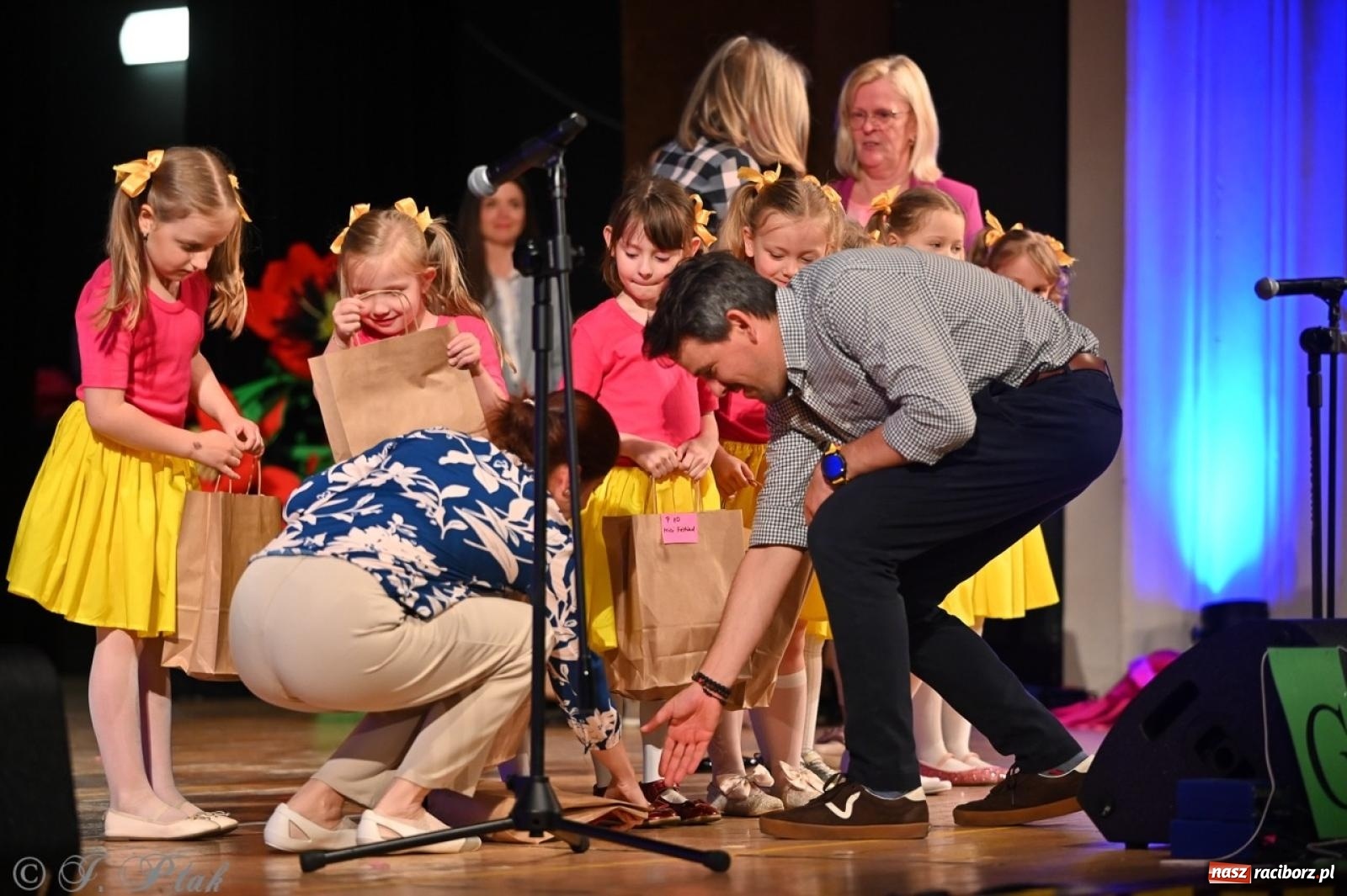 Zdjęcie w galerii na portalu naszraciborz.pl: Mali artyści na scenie RCK – gala mini-festiwalu i przeglądu Mali Poligloci wiadomości z regionu