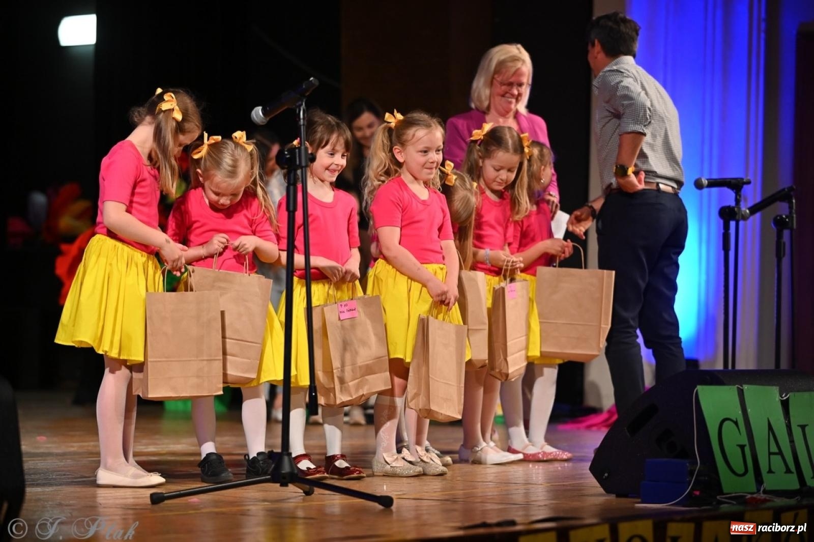 Zdjęcie w galerii na portalu naszraciborz.pl: Mali artyści na scenie RCK – gala mini-festiwalu i przeglądu Mali Poligloci wiadomości z regionu