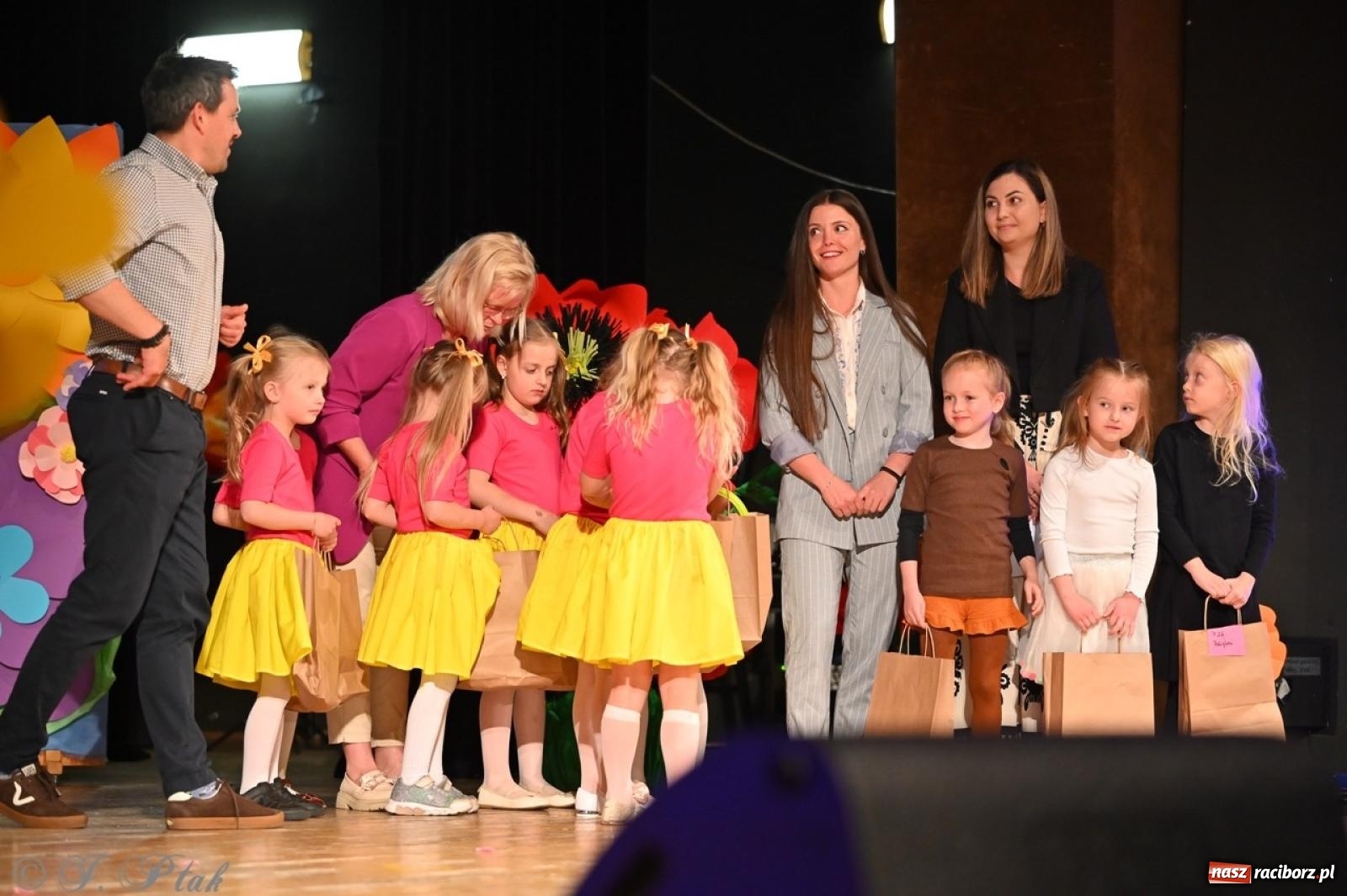 Zdjęcie w galerii na portalu naszraciborz.pl: Mali artyści na scenie RCK – gala mini-festiwalu i przeglądu Mali Poligloci wiadomości z regionu