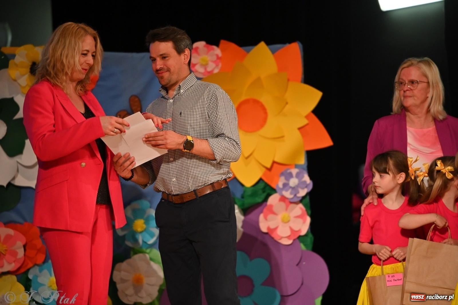 Zdjęcie w galerii na portalu naszraciborz.pl: Mali artyści na scenie RCK – gala mini-festiwalu i przeglądu Mali Poligloci wiadomości z regionu