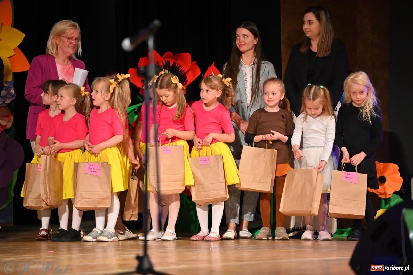 Zdjęcie w galerii na portalu naszraciborz.pl: Mali artyści na scenie RCK – gala mini-festiwalu i przeglądu Mali Poligloci wiadomości z regionu