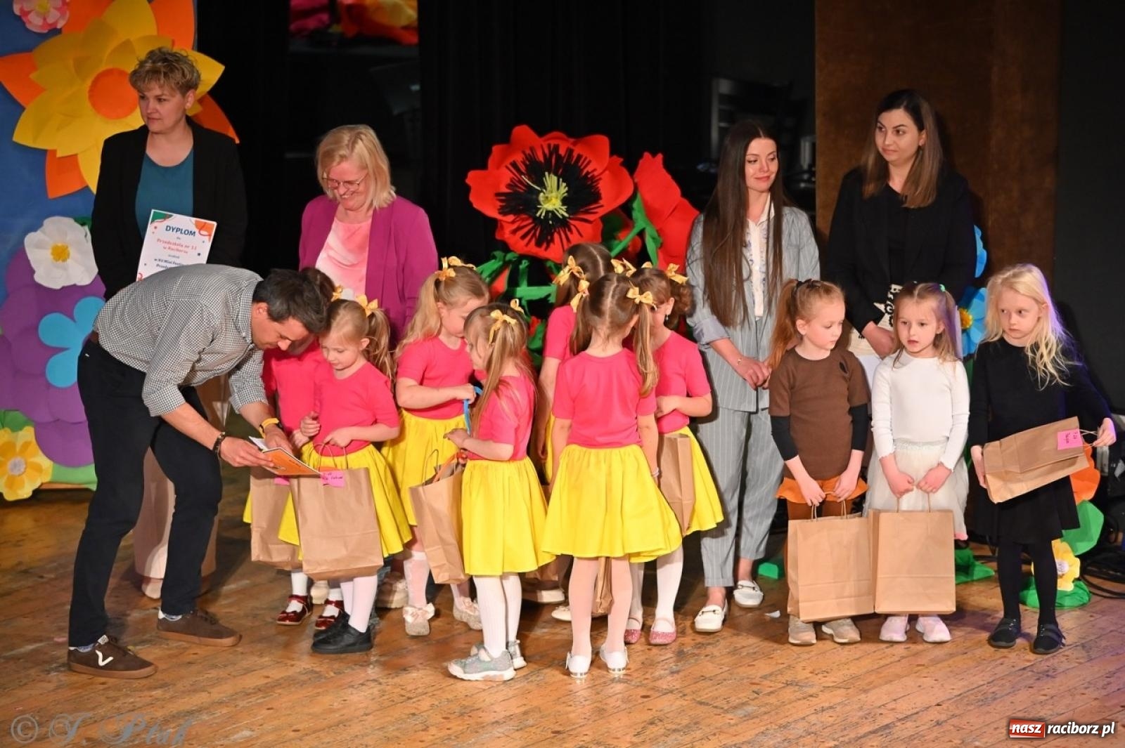 Zdjęcie w galerii na portalu naszraciborz.pl: Mali artyści na scenie RCK – gala mini-festiwalu i przeglądu Mali Poligloci wiadomości z regionu