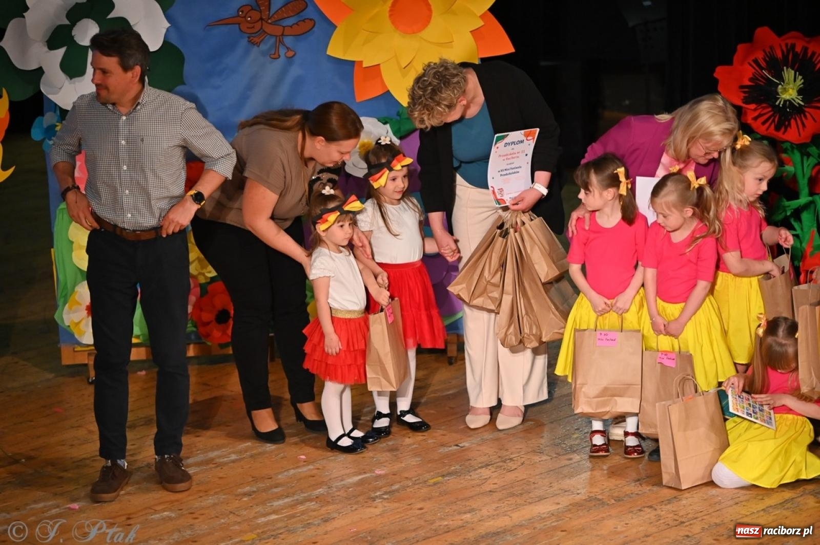 Zdjęcie w galerii na portalu naszraciborz.pl: Mali artyści na scenie RCK – gala mini-festiwalu i przeglądu Mali Poligloci wiadomości z regionu