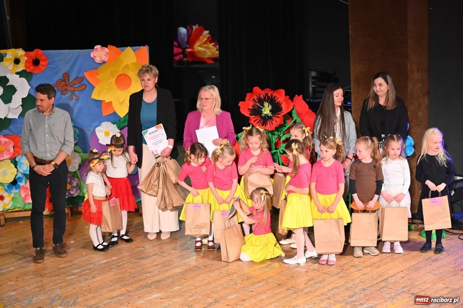 Zdjęcie w galerii na portalu naszraciborz.pl: Mali artyści na scenie RCK – gala mini-festiwalu i przeglądu Mali Poligloci wiadomości z regionu