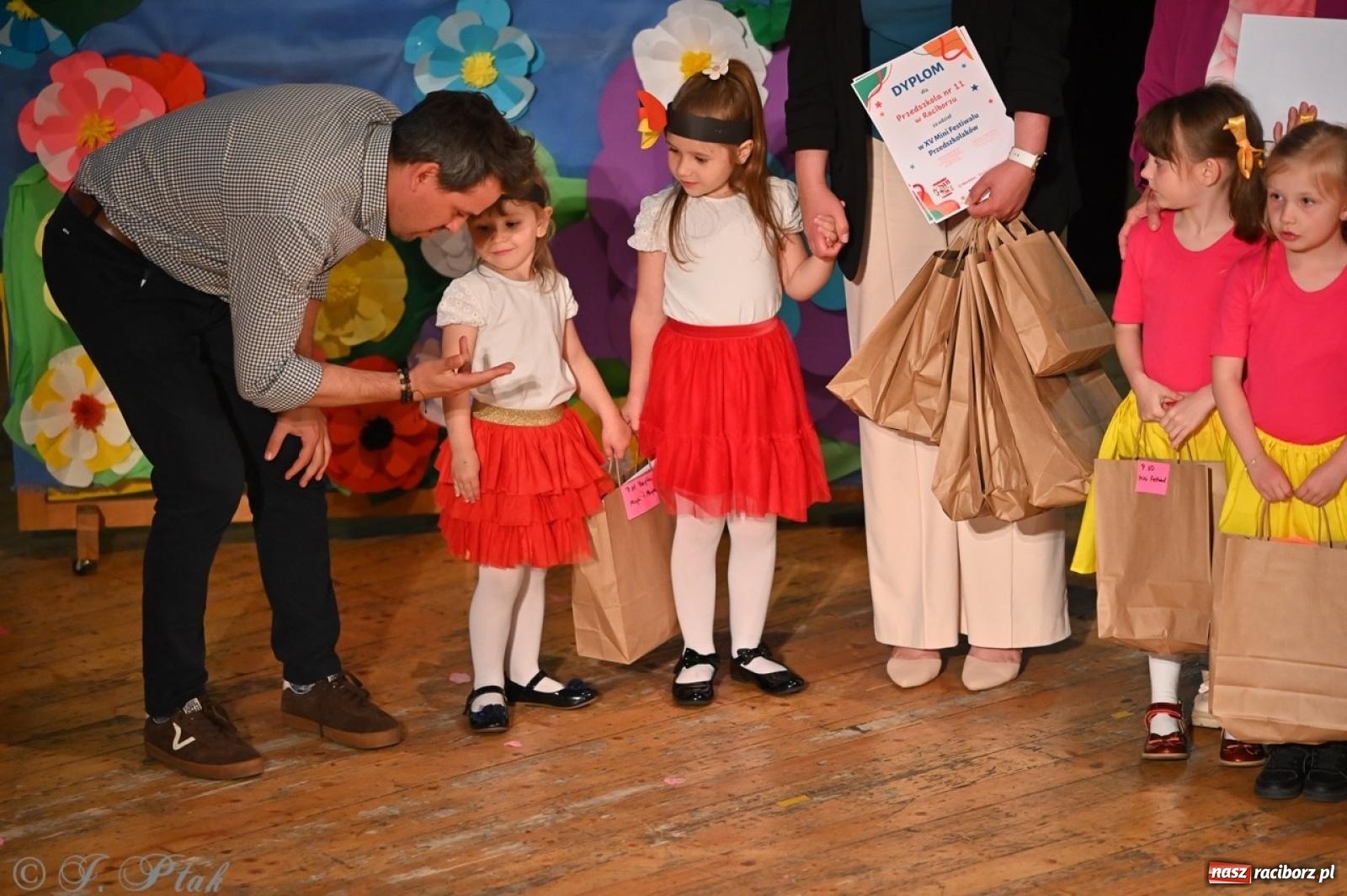 Zdjęcie w galerii na portalu naszraciborz.pl: Mali artyści na scenie RCK – gala mini-festiwalu i przeglądu Mali Poligloci wiadomości z regionu