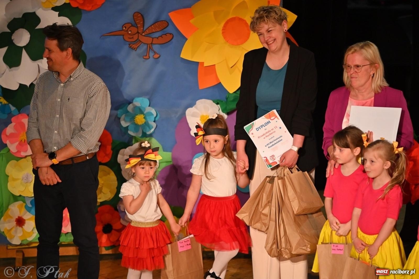 Zdjęcie w galerii na portalu naszraciborz.pl: Mali artyści na scenie RCK – gala mini-festiwalu i przeglądu Mali Poligloci wiadomości z regionu