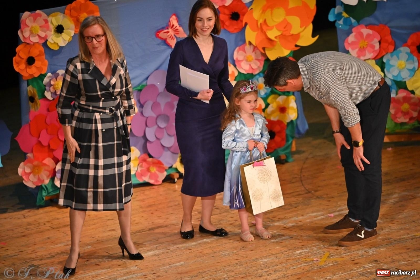 Zdjęcie w galerii na portalu naszraciborz.pl: Mali artyści na scenie RCK – gala mini-festiwalu i przeglądu Mali Poligloci wiadomości z regionu