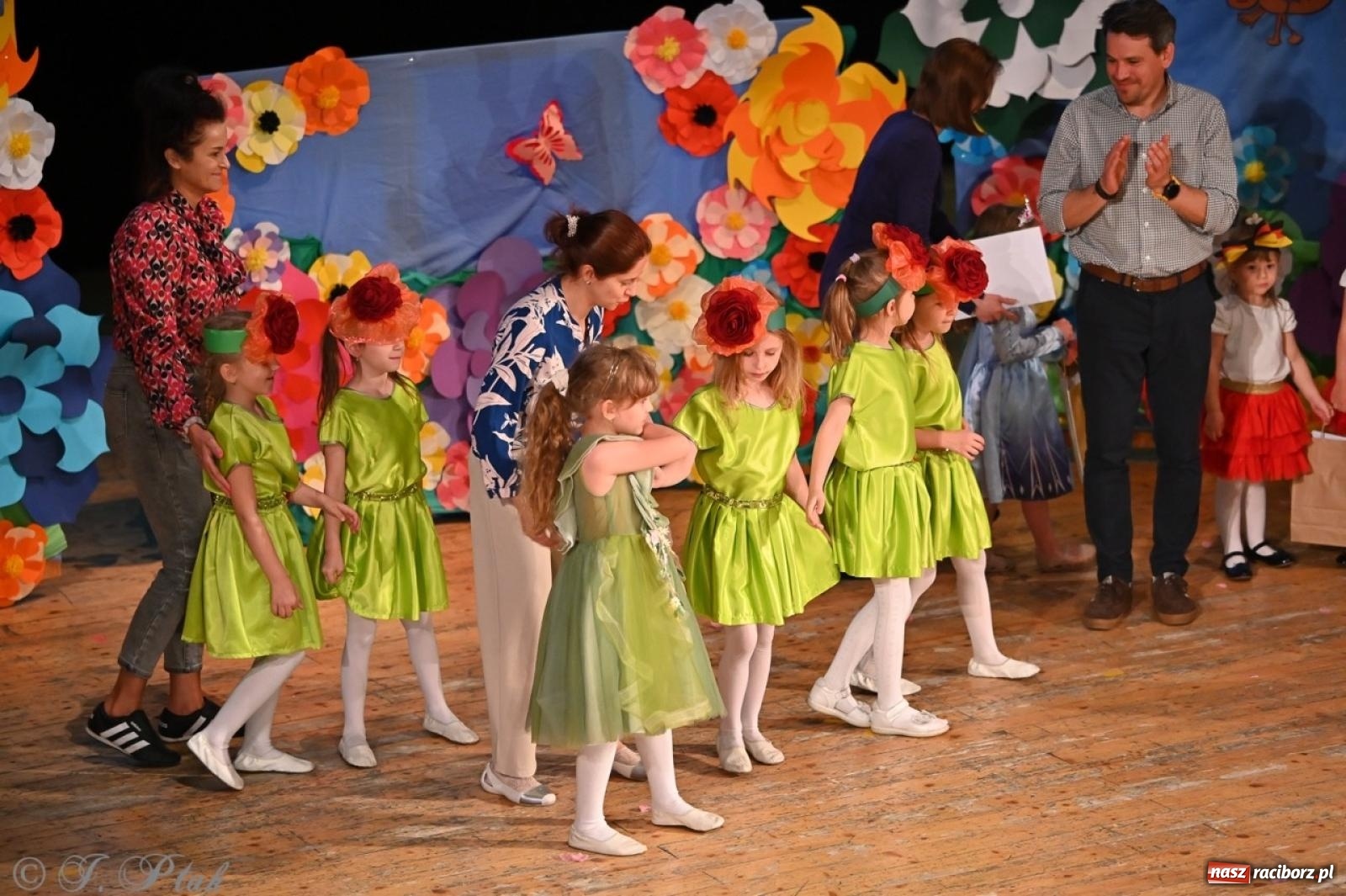 Zdjęcie w galerii na portalu naszraciborz.pl: Mali artyści na scenie RCK – gala mini-festiwalu i przeglądu Mali Poligloci wiadomości z regionu