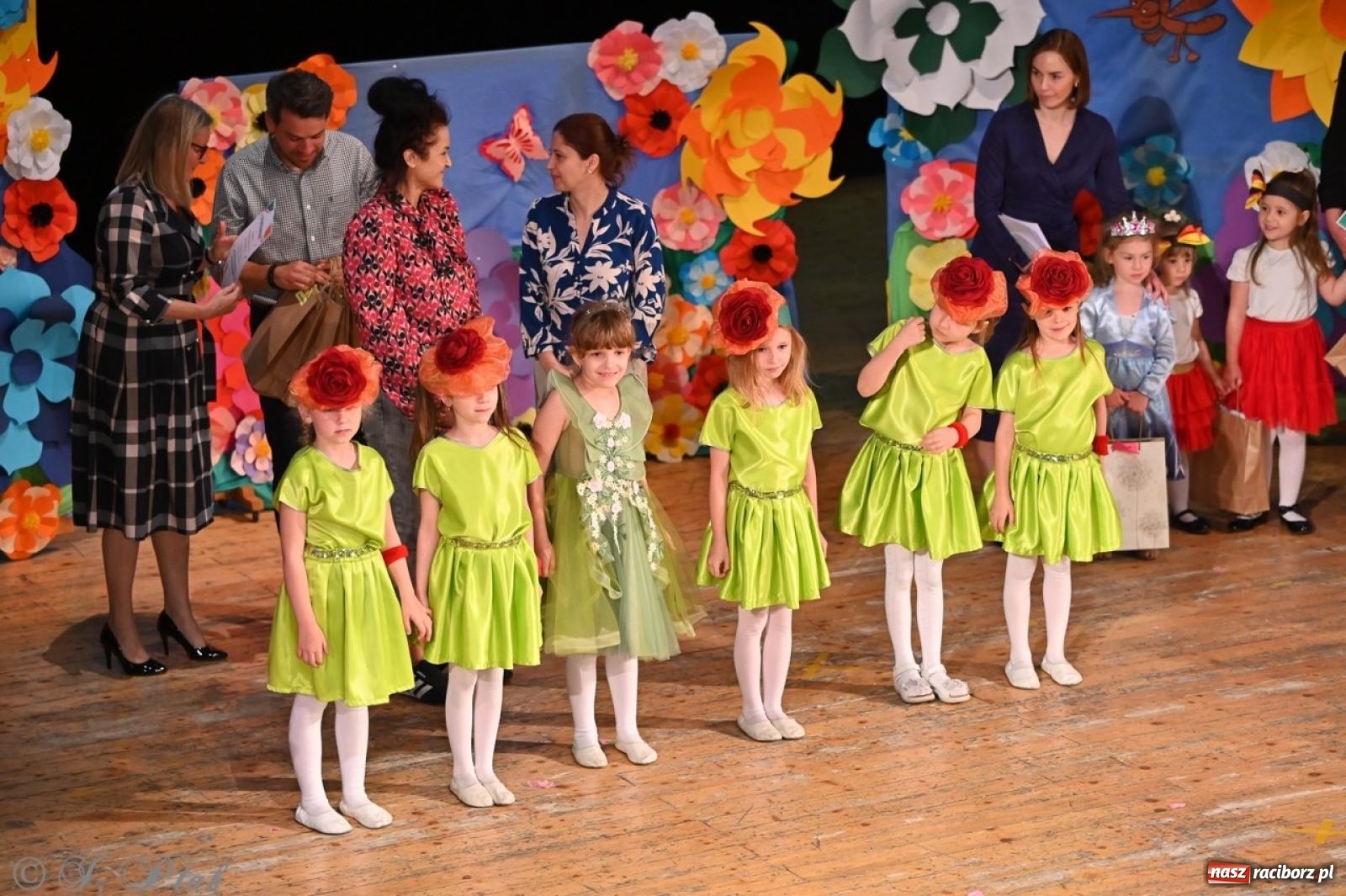 Zdjęcie w galerii na portalu naszraciborz.pl: Mali artyści na scenie RCK – gala mini-festiwalu i przeglądu Mali Poligloci wiadomości z regionu