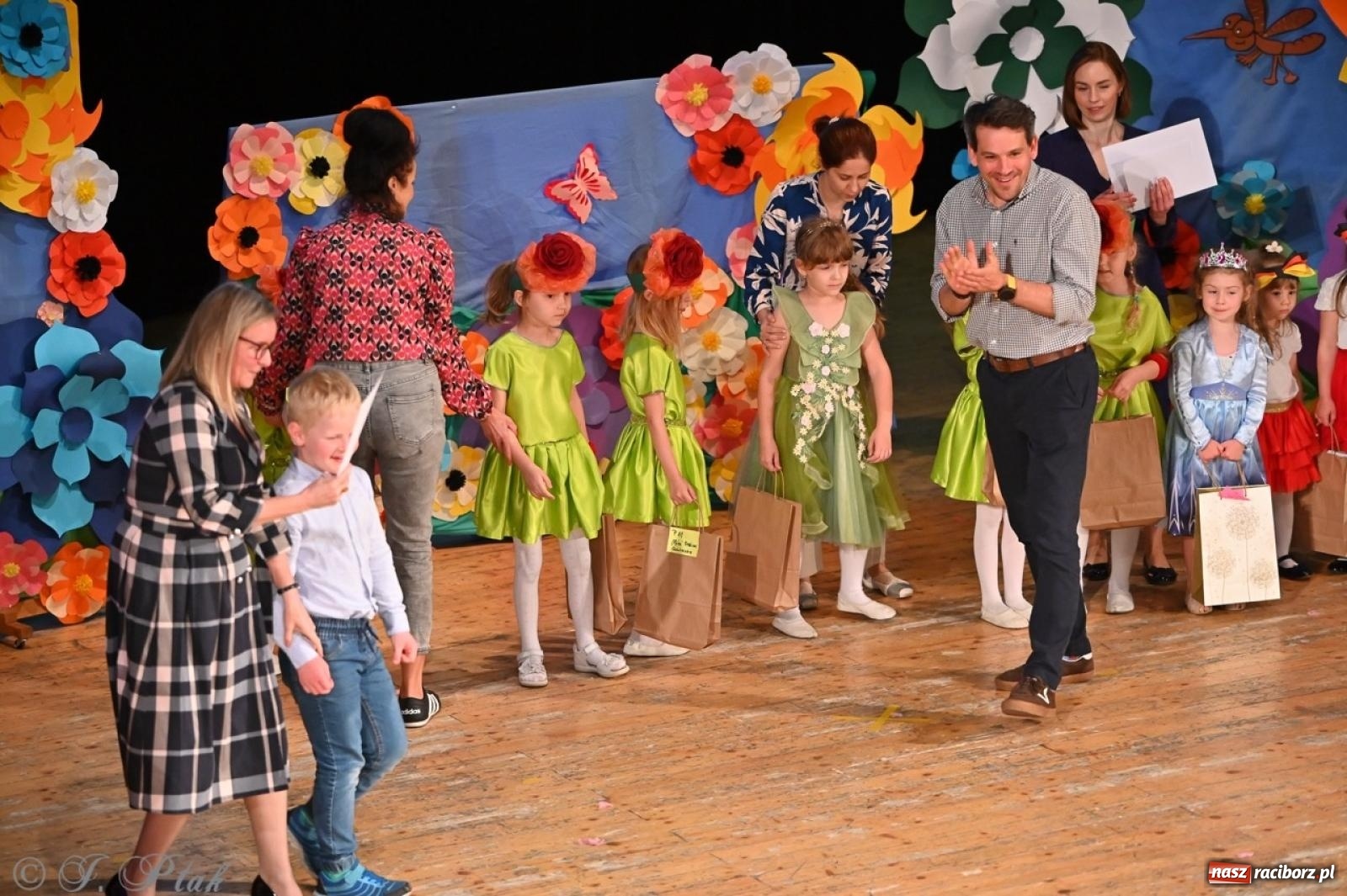 Zdjęcie w galerii na portalu naszraciborz.pl: Mali artyści na scenie RCK – gala mini-festiwalu i przeglądu Mali Poligloci wiadomości z regionu