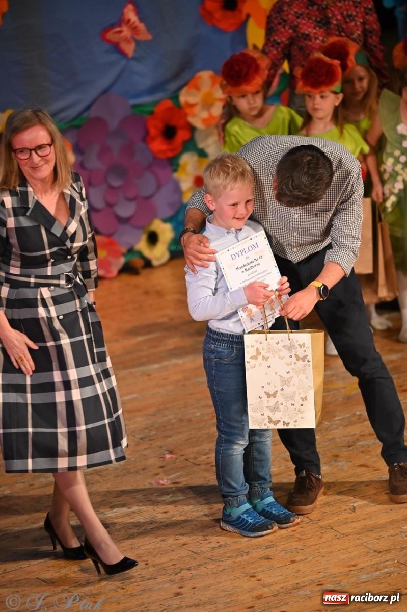 Zdjęcie w galerii na portalu naszraciborz.pl: Mali artyści na scenie RCK – gala mini-festiwalu i przeglądu Mali Poligloci wiadomości z regionu