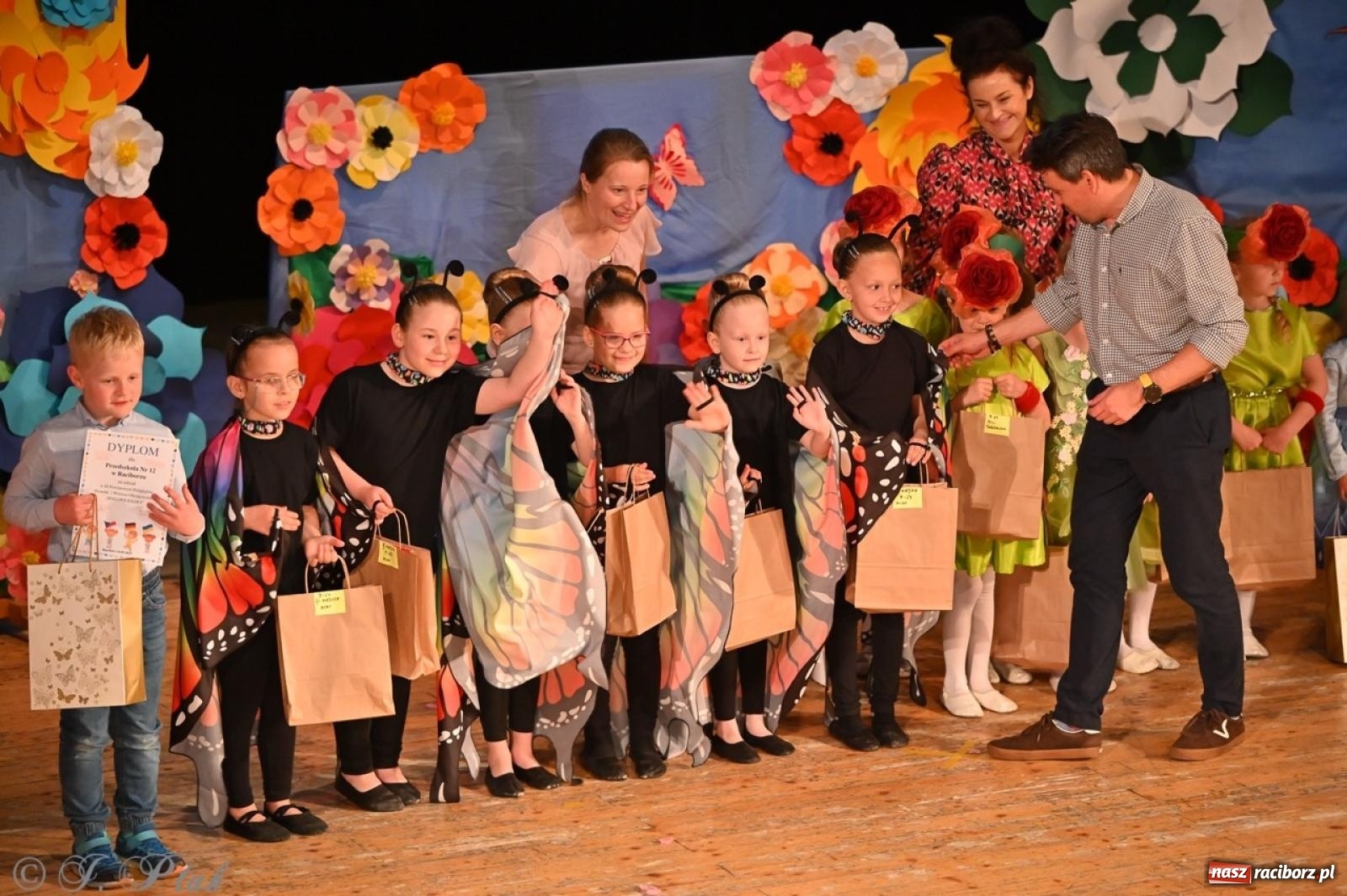 Zdjęcie w galerii na portalu naszraciborz.pl: Mali artyści na scenie RCK – gala mini-festiwalu i przeglądu Mali Poligloci wiadomości z regionu