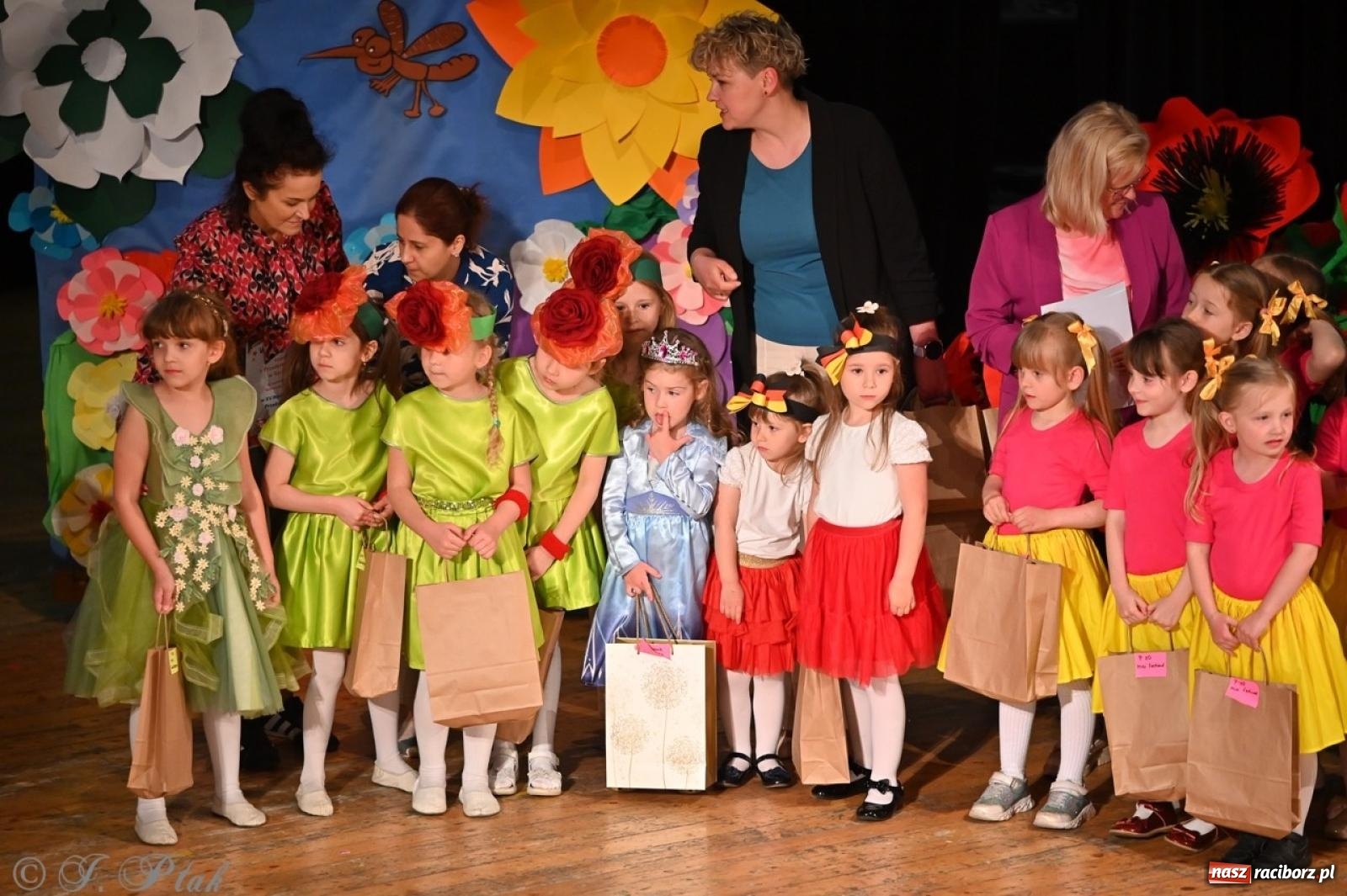 Zdjęcie w galerii na portalu naszraciborz.pl: Mali artyści na scenie RCK – gala mini-festiwalu i przeglądu Mali Poligloci wiadomości z regionu