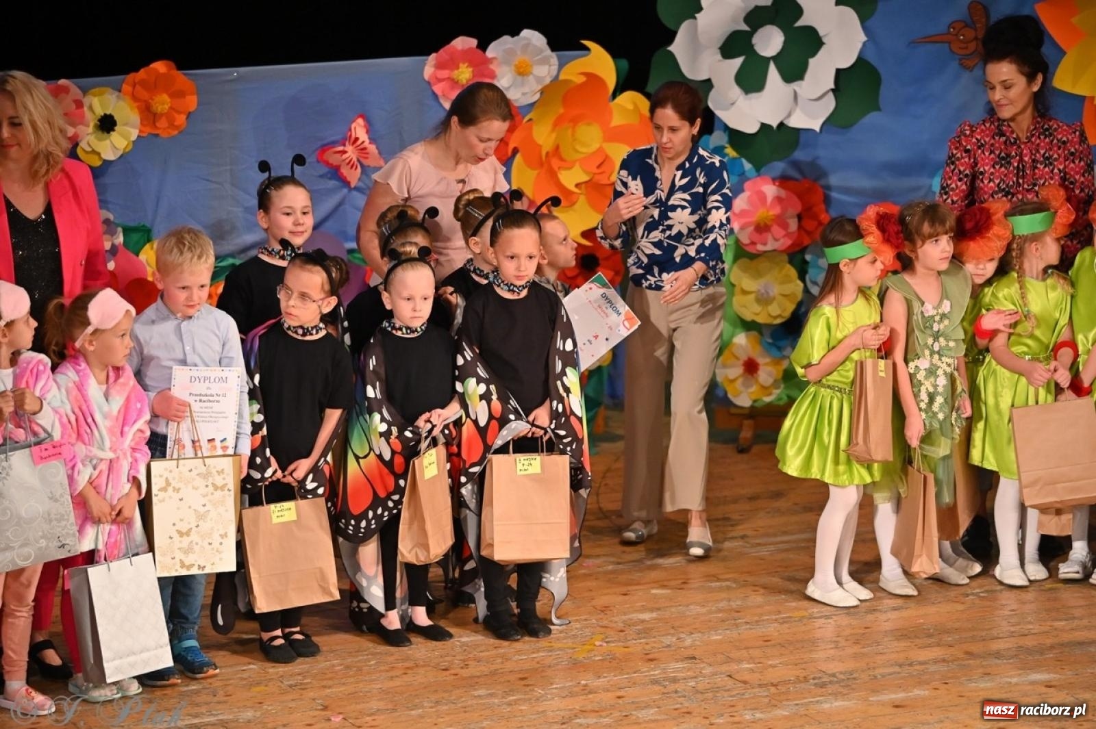 Zdjęcie w galerii na portalu naszraciborz.pl: Mali artyści na scenie RCK – gala mini-festiwalu i przeglądu Mali Poligloci wiadomości z regionu