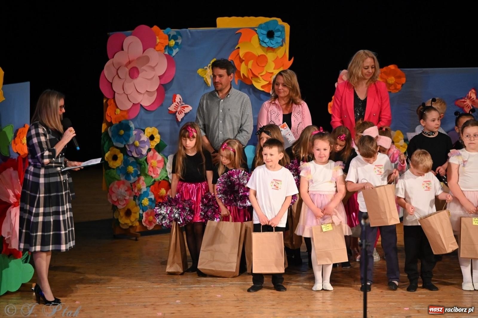 Zdjęcie w galerii na portalu naszraciborz.pl: Mali artyści na scenie RCK – gala mini-festiwalu i przeglądu Mali Poligloci wiadomości z regionu