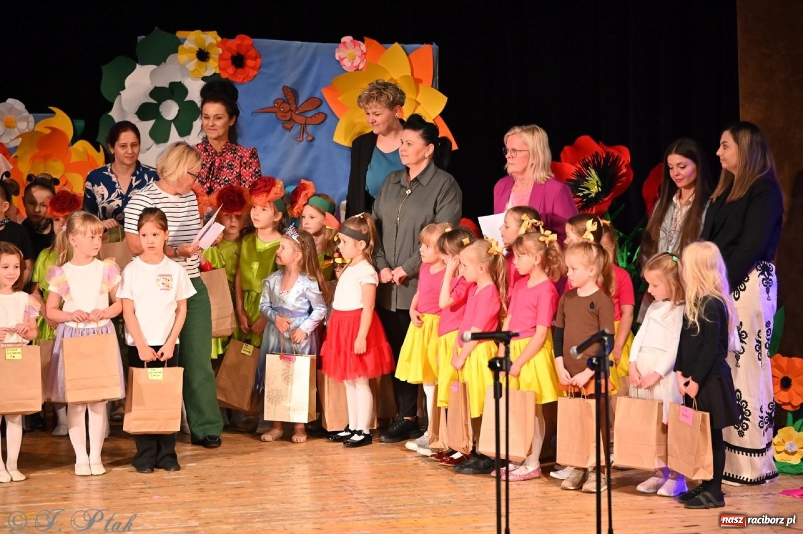 Zdjęcie w galerii na portalu naszraciborz.pl: Mali artyści na scenie RCK – gala mini-festiwalu i przeglądu Mali Poligloci wiadomości z regionu