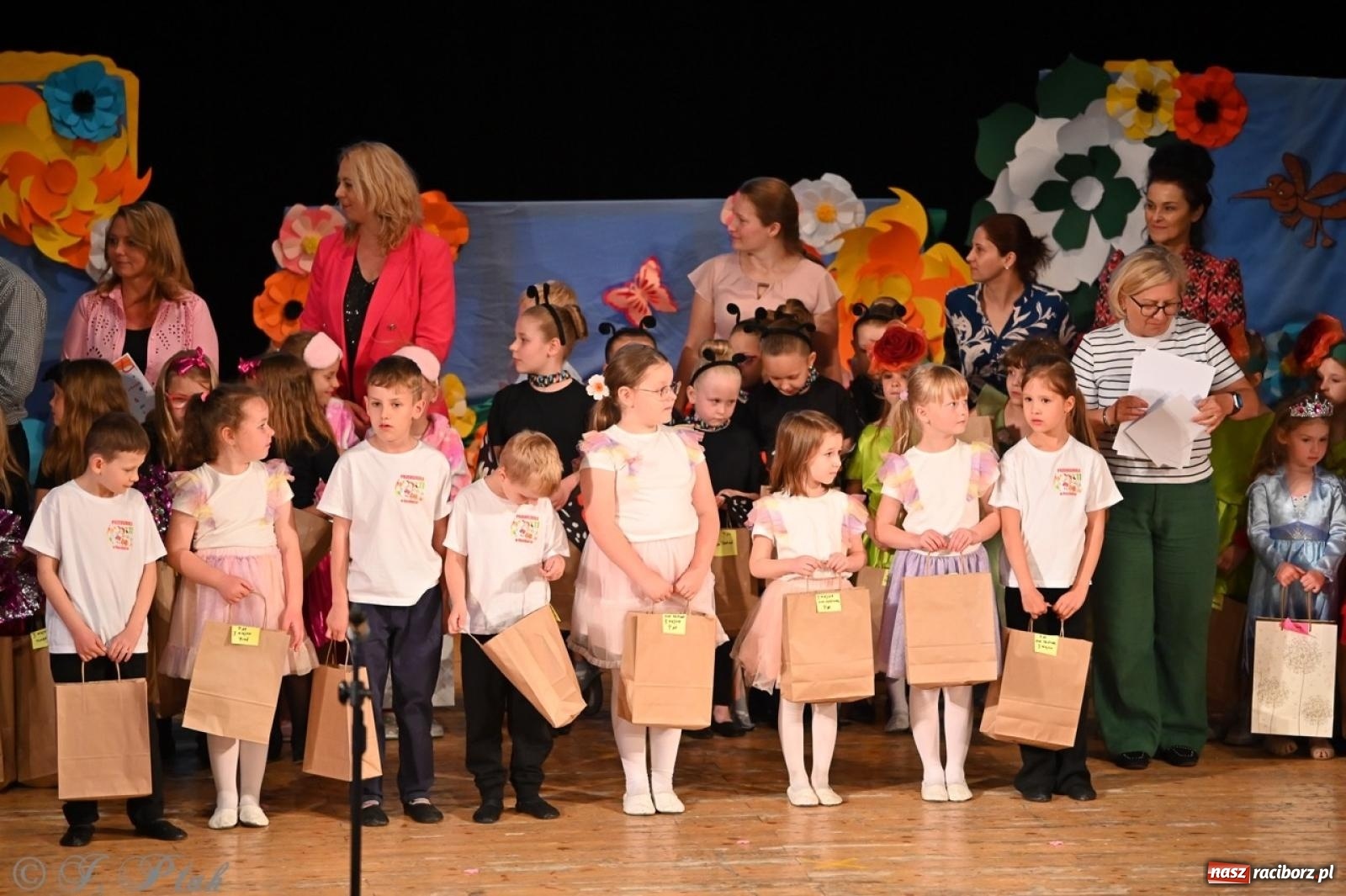 Zdjęcie w galerii na portalu naszraciborz.pl: Mali artyści na scenie RCK – gala mini-festiwalu i przeglądu Mali Poligloci wiadomości z regionu