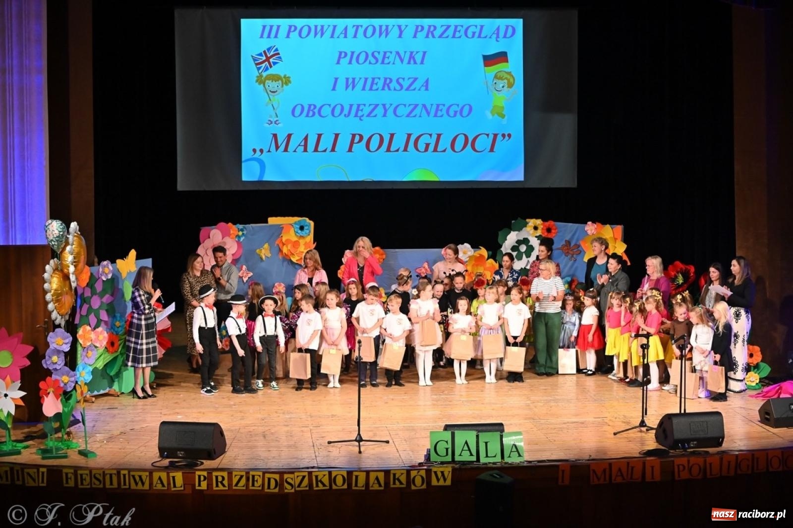 Zdjęcie w galerii na portalu naszraciborz.pl: Mali artyści na scenie RCK – gala mini-festiwalu i przeglądu Mali Poligloci wiadomości z regionu