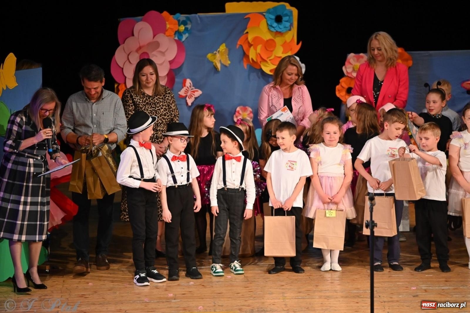 Zdjęcie w galerii na portalu naszraciborz.pl: Mali artyści na scenie RCK – gala mini-festiwalu i przeglądu Mali Poligloci wiadomości z regionu