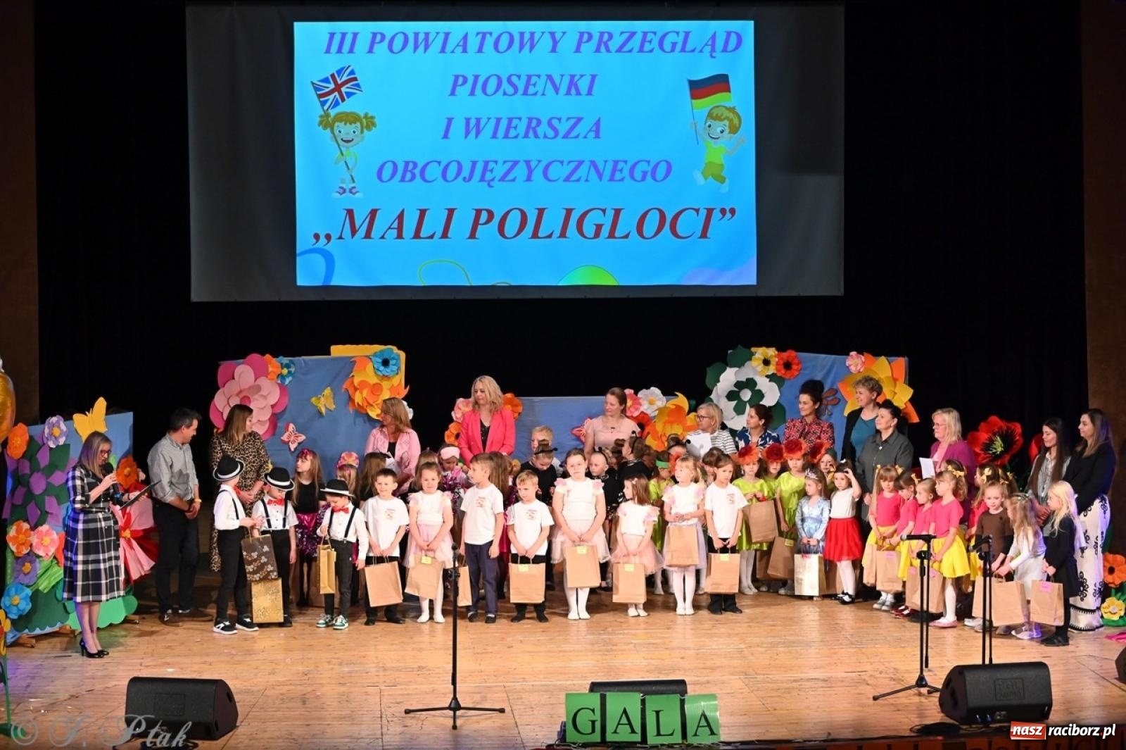 Zdjęcie w galerii na portalu naszraciborz.pl: Mali artyści na scenie RCK – gala mini-festiwalu i przeglądu Mali Poligloci wiadomości z regionu