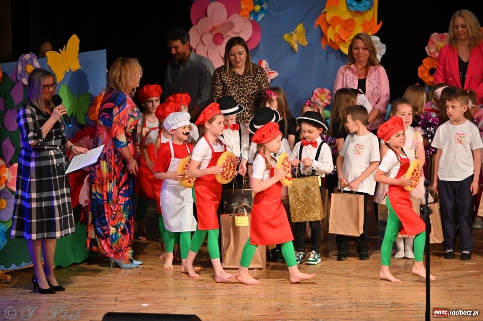 Zdjęcie w galerii na portalu naszraciborz.pl: Mali artyści na scenie RCK – gala mini-festiwalu i przeglądu Mali Poligloci wiadomości z regionu