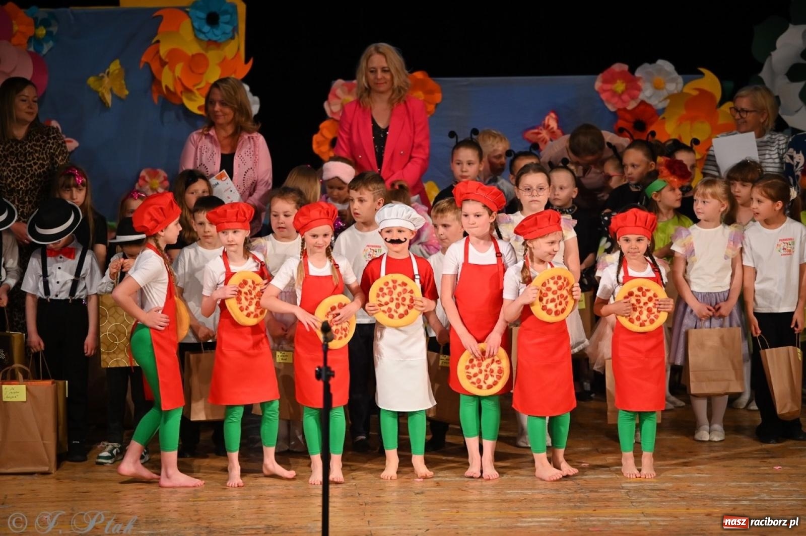 Zdjęcie w galerii na portalu naszraciborz.pl: Mali artyści na scenie RCK – gala mini-festiwalu i przeglądu Mali Poligloci wiadomości z regionu