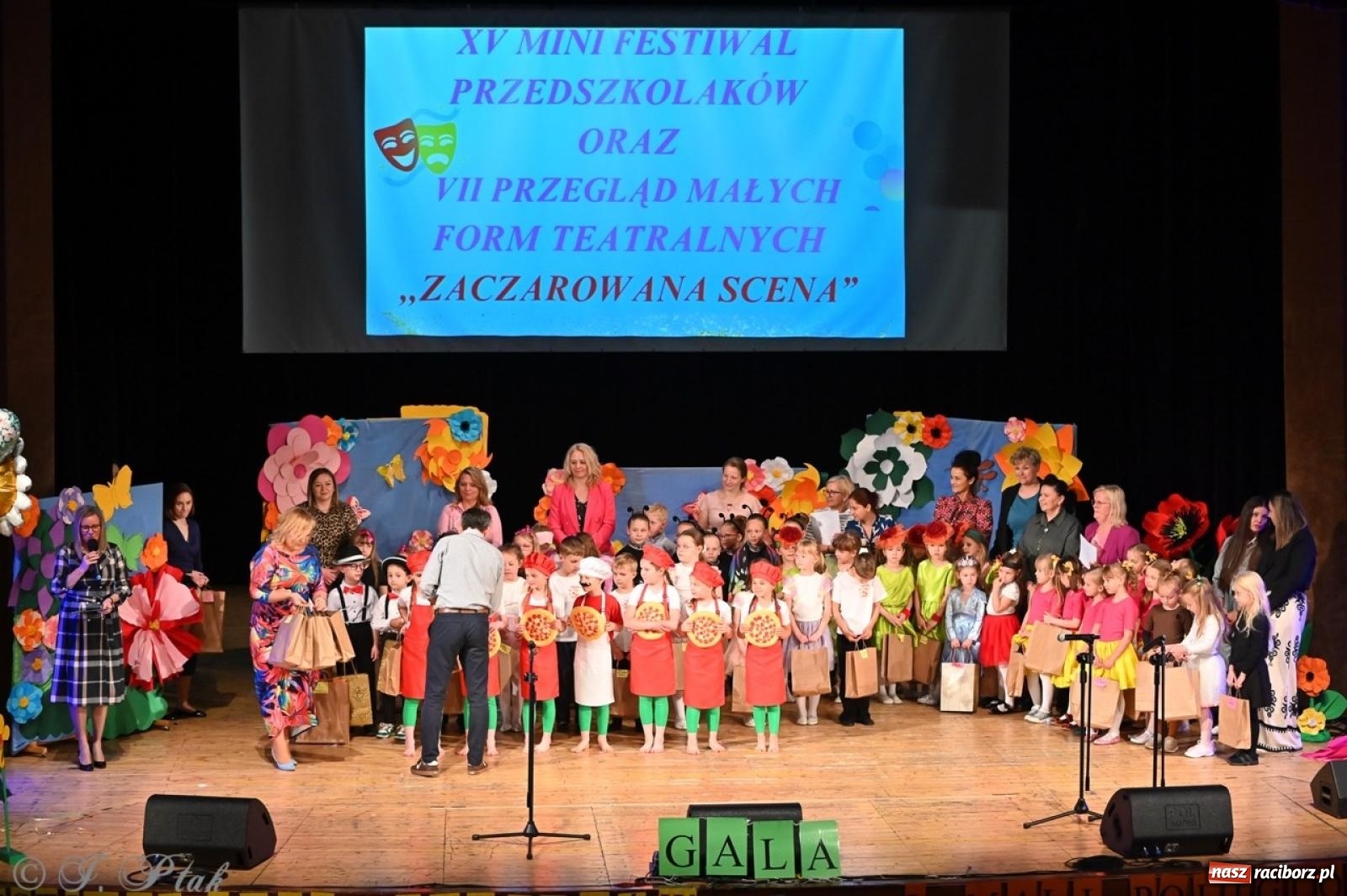 Zdjęcie w galerii na portalu naszraciborz.pl: Mali artyści na scenie RCK – gala mini-festiwalu i przeglądu Mali Poligloci wiadomości z regionu