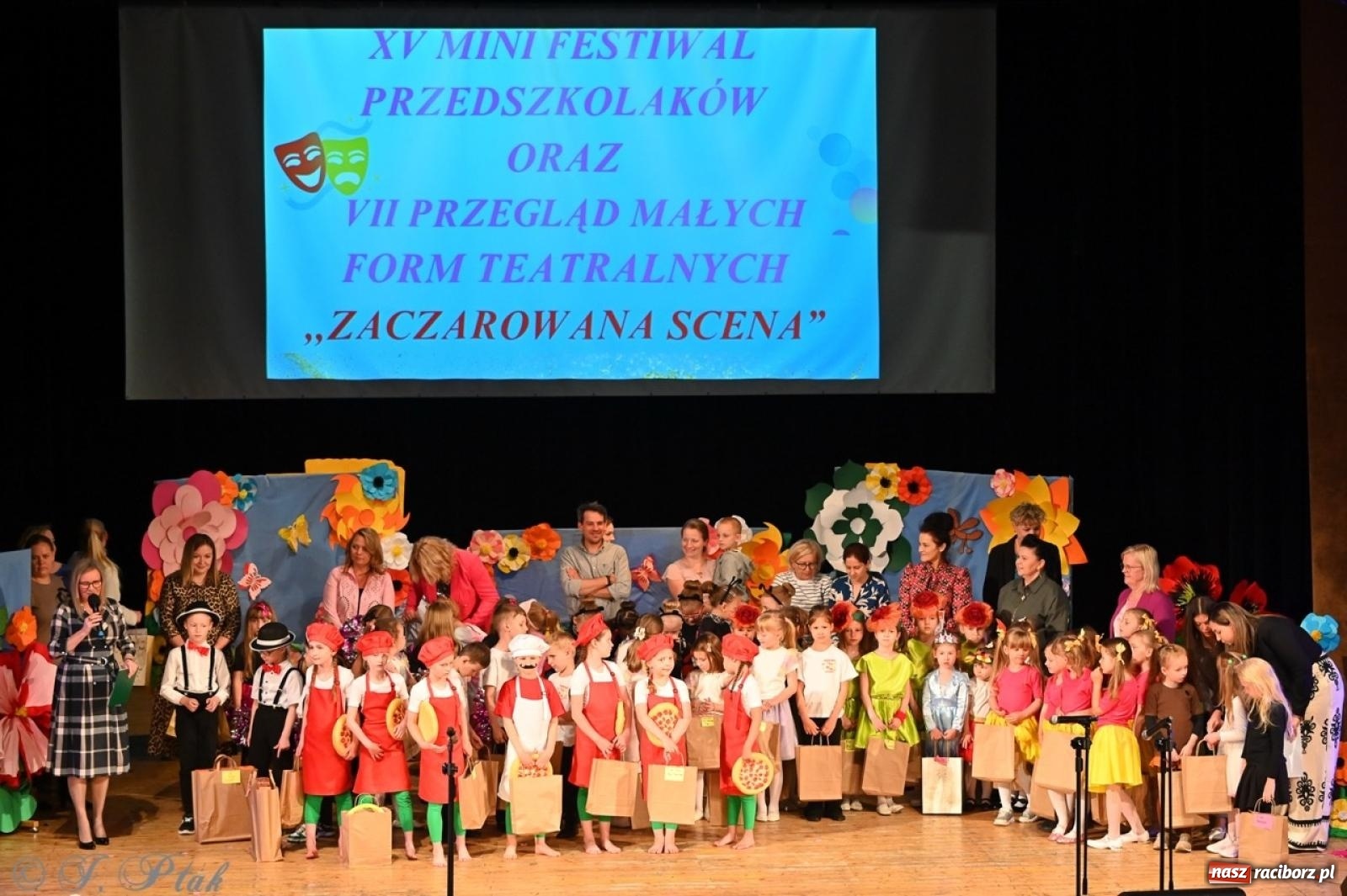 Zdjęcie w galerii na portalu naszraciborz.pl: Mali artyści na scenie RCK – gala mini-festiwalu i przeglądu Mali Poligloci wiadomości z regionu