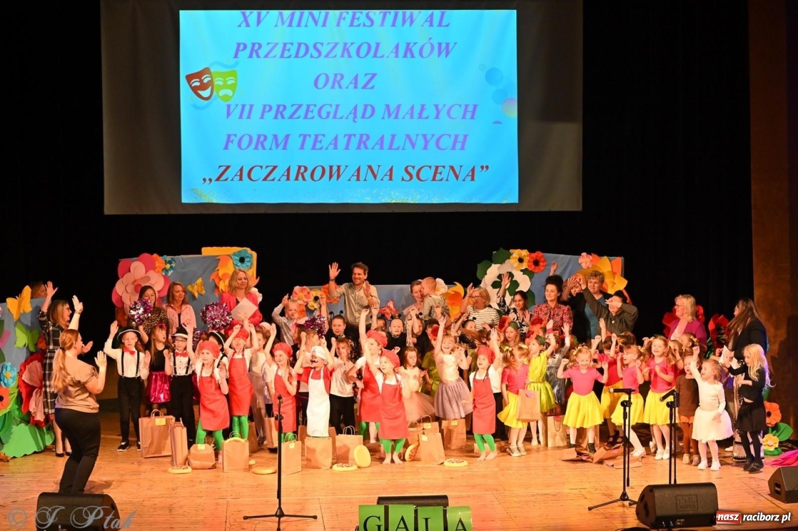 Zdjęcie w galerii na portalu naszraciborz.pl: Mali artyści na scenie RCK – gala mini-festiwalu i przeglądu Mali Poligloci wiadomości z regionu