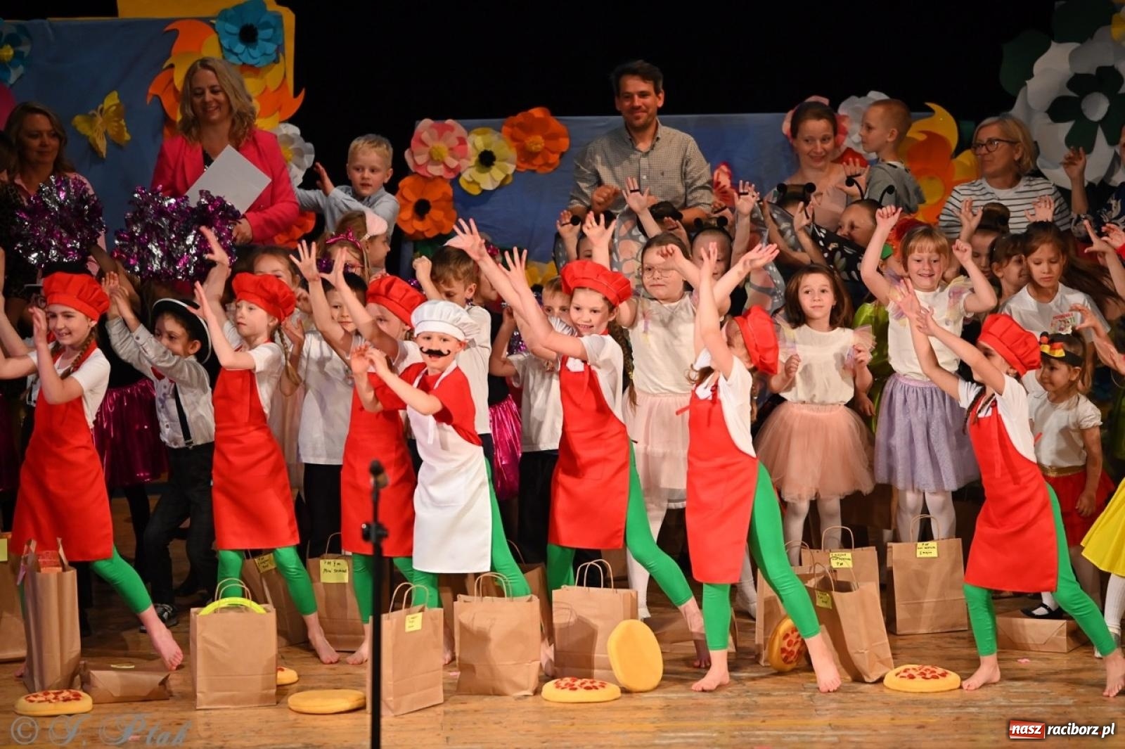Zdjęcie w galerii na portalu naszraciborz.pl: Mali artyści na scenie RCK – gala mini-festiwalu i przeglądu Mali Poligloci wiadomości z regionu