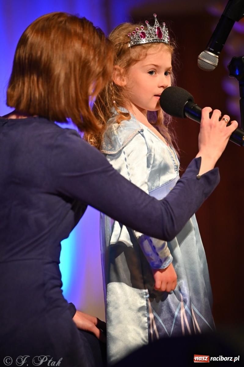 Zdjęcie w galerii na portalu naszraciborz.pl: Mali artyści na scenie RCK – gala mini-festiwalu i przeglądu Mali Poligloci wiadomości z regionu