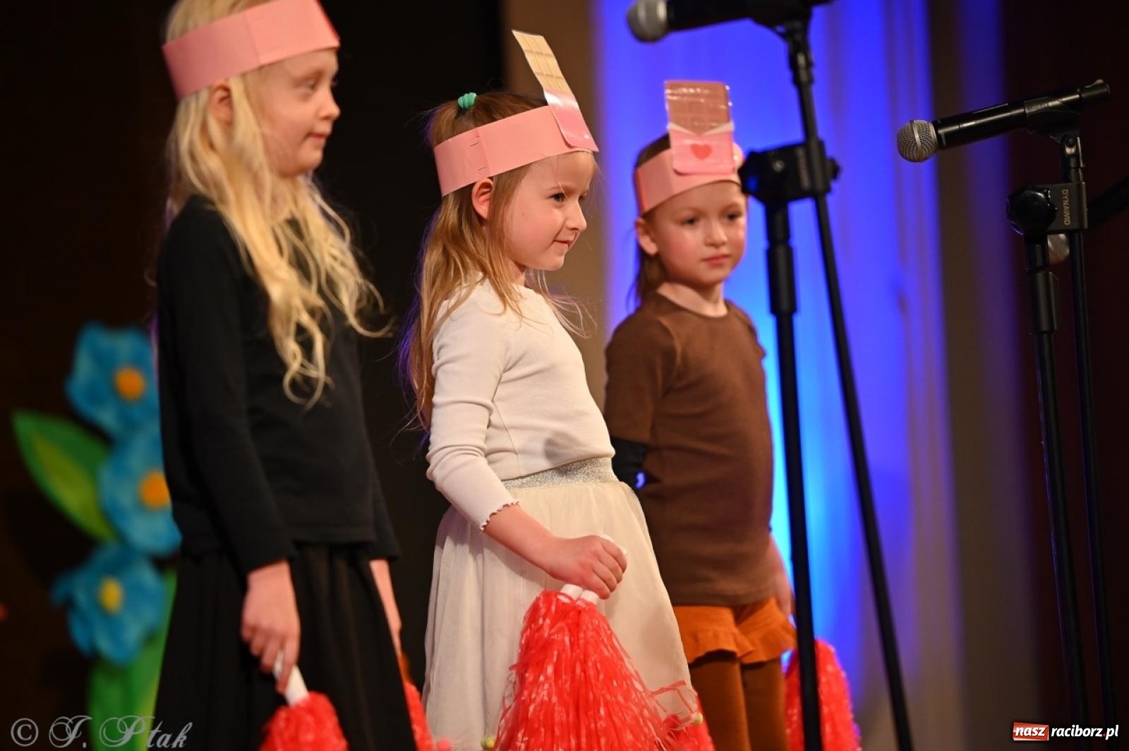 Zdjęcie w galerii na portalu naszraciborz.pl: Mali artyści na scenie RCK – gala mini-festiwalu i przeglądu Mali Poligloci wiadomości z regionu