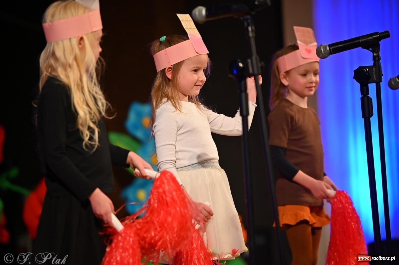 Zdjęcie w galerii na portalu naszraciborz.pl: Mali artyści na scenie RCK – gala mini-festiwalu i przeglądu Mali Poligloci wiadomości z regionu