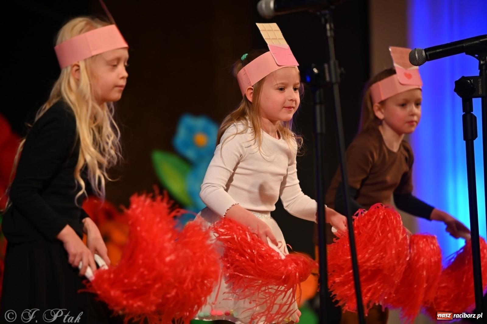 Zdjęcie w galerii na portalu naszraciborz.pl: Mali artyści na scenie RCK – gala mini-festiwalu i przeglądu Mali Poligloci wiadomości z regionu
