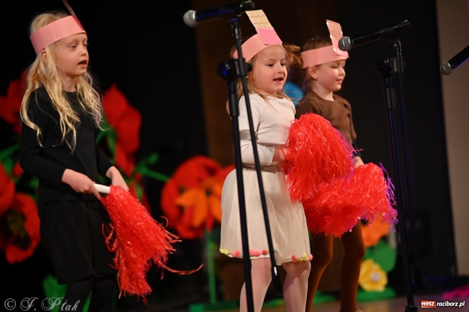 Zdjęcie w galerii na portalu naszraciborz.pl: Mali artyści na scenie RCK – gala mini-festiwalu i przeglądu Mali Poligloci wiadomości z regionu