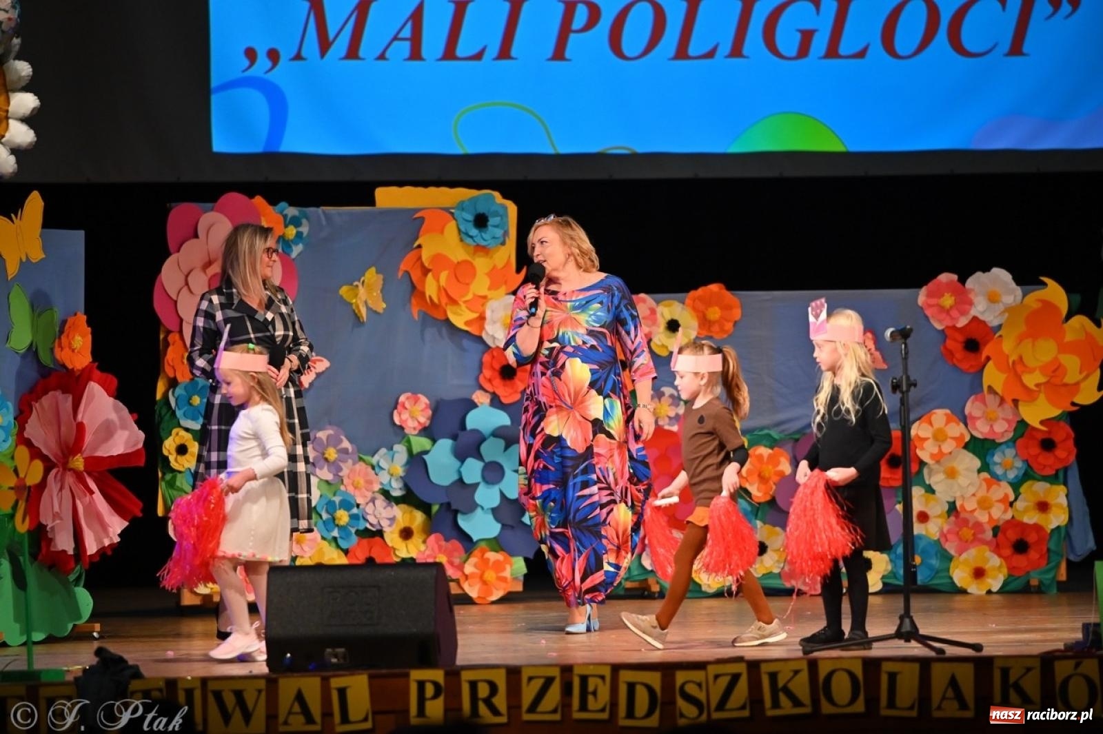 Zdjęcie w galerii na portalu naszraciborz.pl: Mali artyści na scenie RCK – gala mini-festiwalu i przeglądu Mali Poligloci wiadomości z regionu