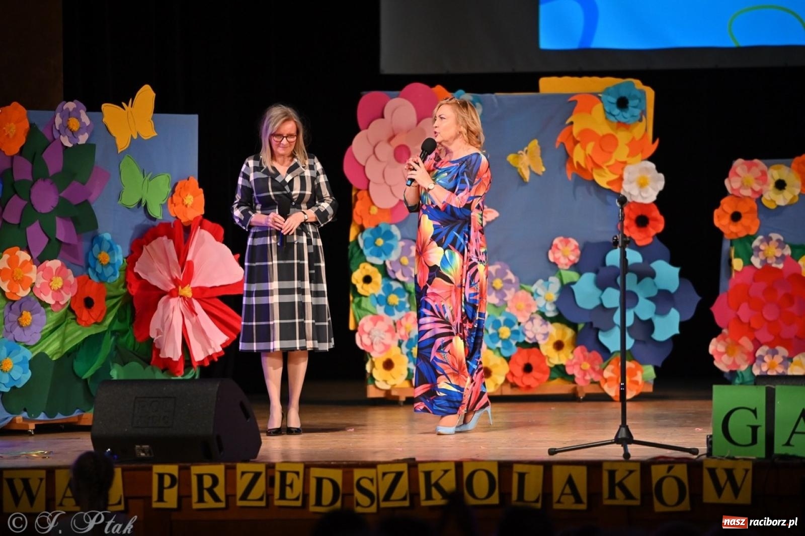 Zdjęcie w galerii na portalu naszraciborz.pl: Mali artyści na scenie RCK – gala mini-festiwalu i przeglądu Mali Poligloci wiadomości z regionu