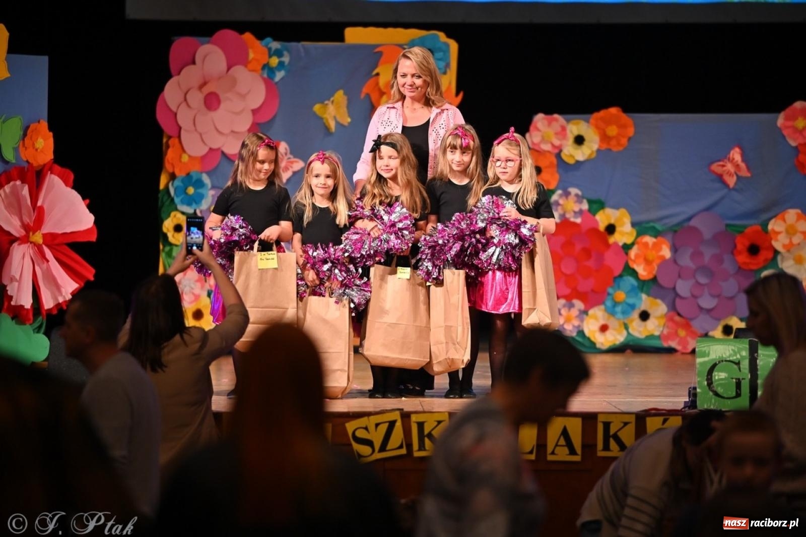 Zdjęcie w galerii na portalu naszraciborz.pl: Mali artyści na scenie RCK – gala mini-festiwalu i przeglądu Mali Poligloci wiadomości z regionu