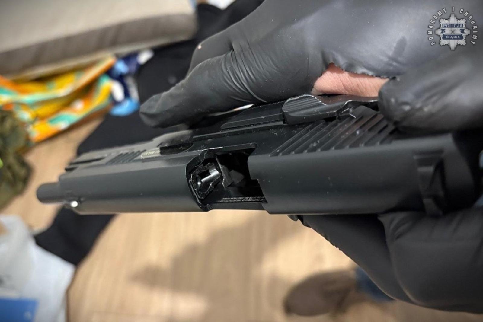 Zdjęcie w galerii na portalu naszraciborz.pl: Śląska policja rozbiła gang działający na międzynarodową skalę wiadomości z regionu