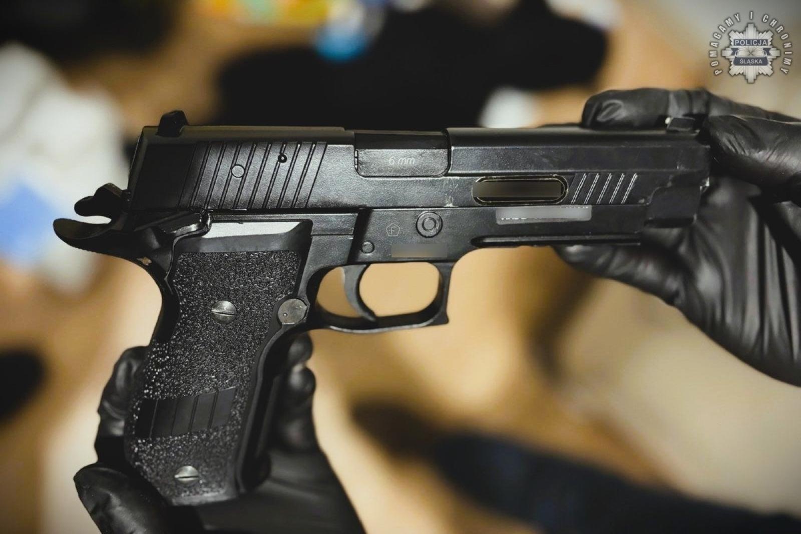 Zdjęcie w galerii na portalu naszraciborz.pl: Śląska policja rozbiła gang działający na międzynarodową skalę wiadomości z regionu