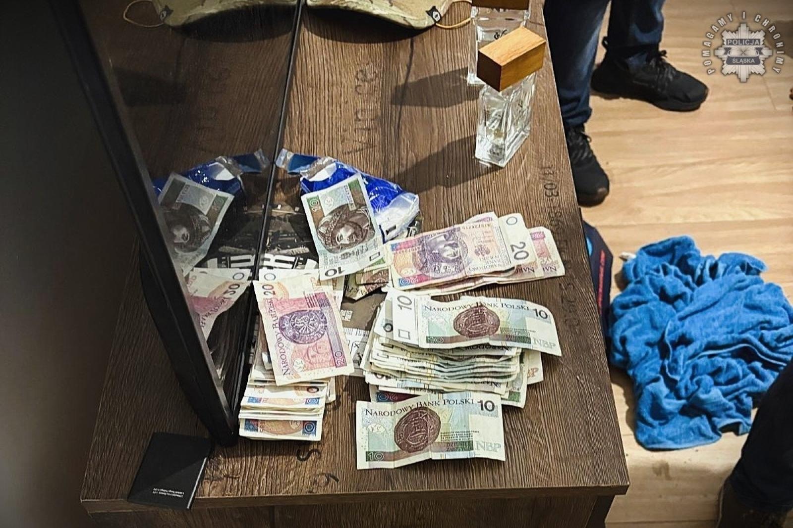 Zdjęcie w galerii na portalu naszraciborz.pl: Śląska policja rozbiła gang działający na międzynarodową skalę wiadomości z regionu