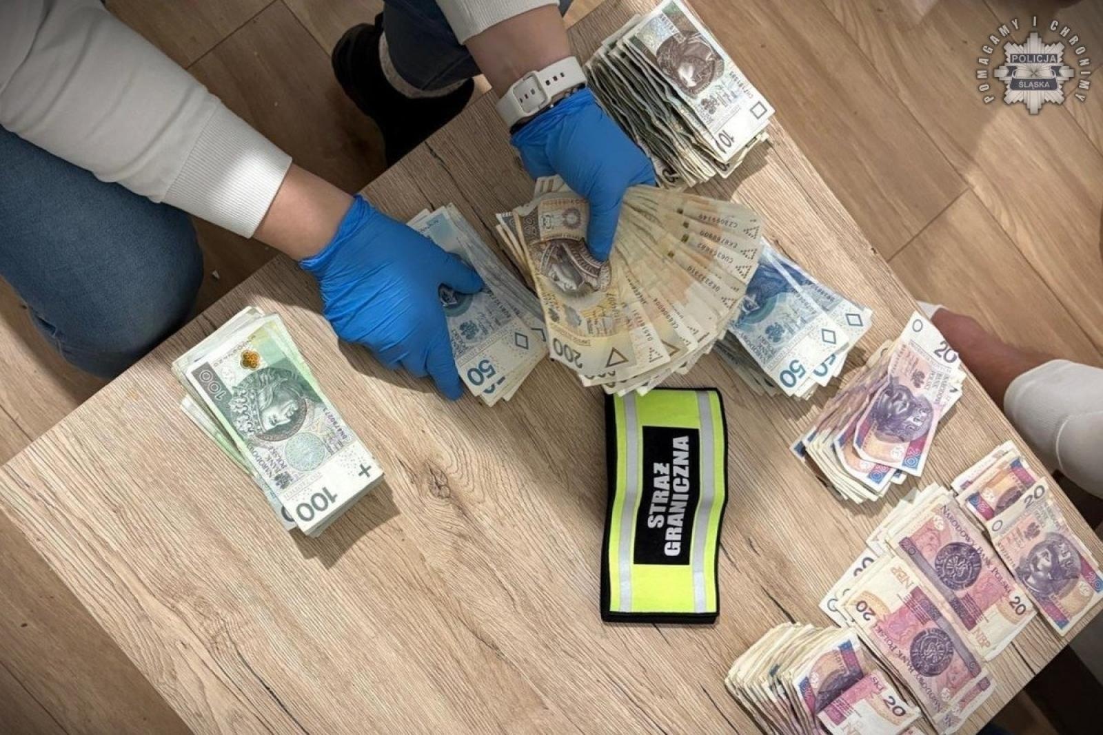 Zdjęcie w galerii na portalu naszraciborz.pl: Śląska policja rozbiła gang działający na międzynarodową skalę wiadomości z regionu