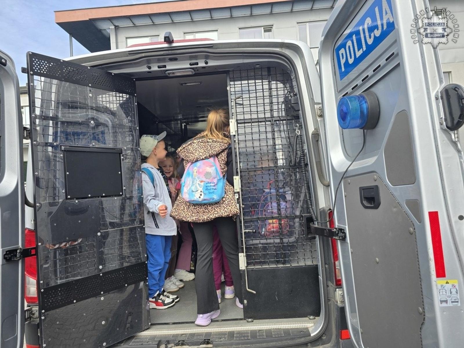 Zdjęcie w galerii na portalu naszraciborz.pl: Przedszkolaki z Grzegorzowic w odwiedzinach u raciborskich policjantów wiadomości z regionu