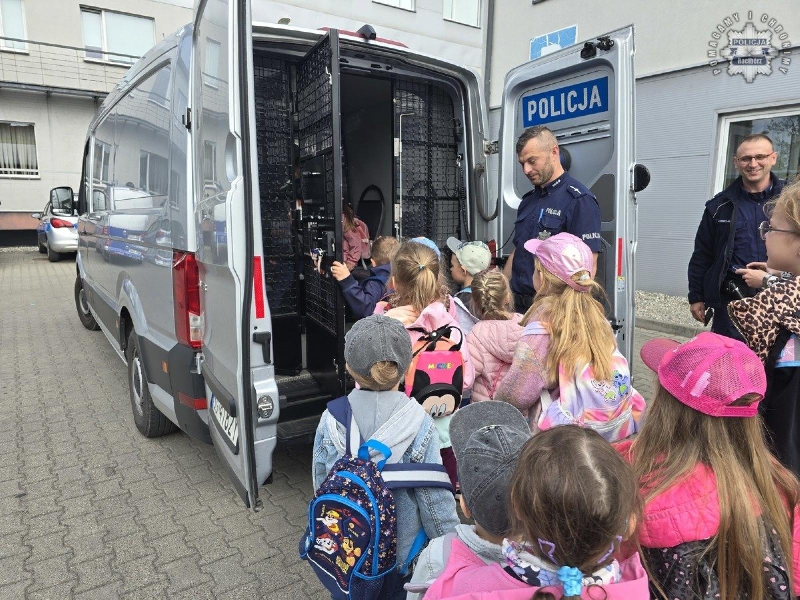 Zdjęcie w galerii na portalu naszraciborz.pl: Przedszkolaki z Grzegorzowic w odwiedzinach u raciborskich policjantów wiadomości z regionu