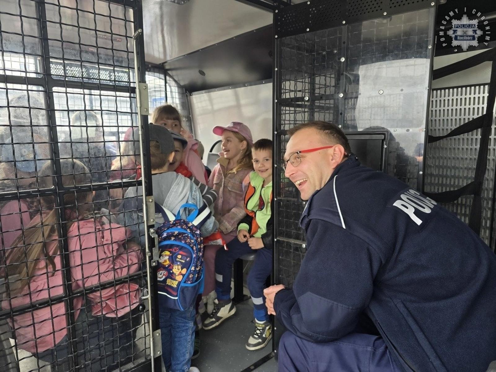 Zdjęcie w galerii na portalu naszraciborz.pl: Przedszkolaki z Grzegorzowic w odwiedzinach u raciborskich policjantów wiadomości z regionu