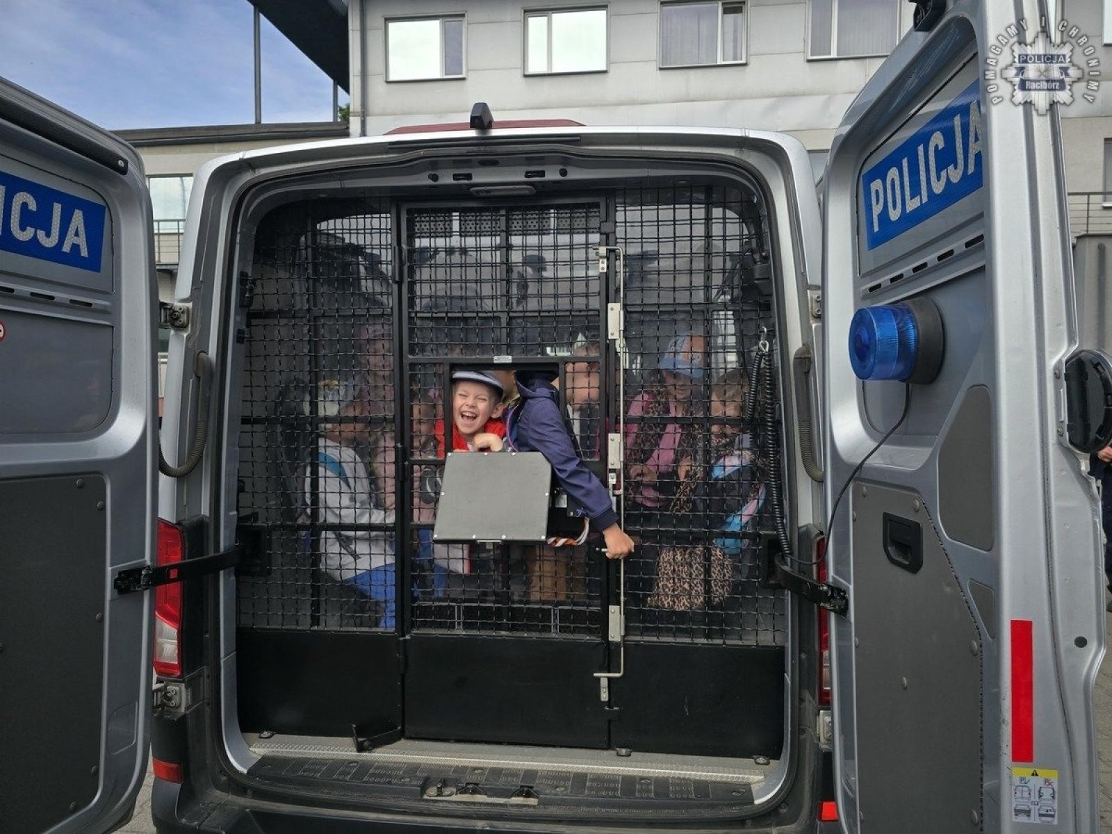 Zdjęcie w galerii na portalu naszraciborz.pl: Przedszkolaki z Grzegorzowic w odwiedzinach u raciborskich policjantów wiadomości z regionu