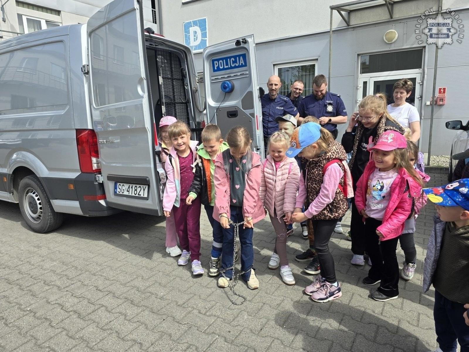 Zdjęcie w galerii na portalu naszraciborz.pl: Przedszkolaki z Grzegorzowic w odwiedzinach u raciborskich policjantów wiadomości z regionu