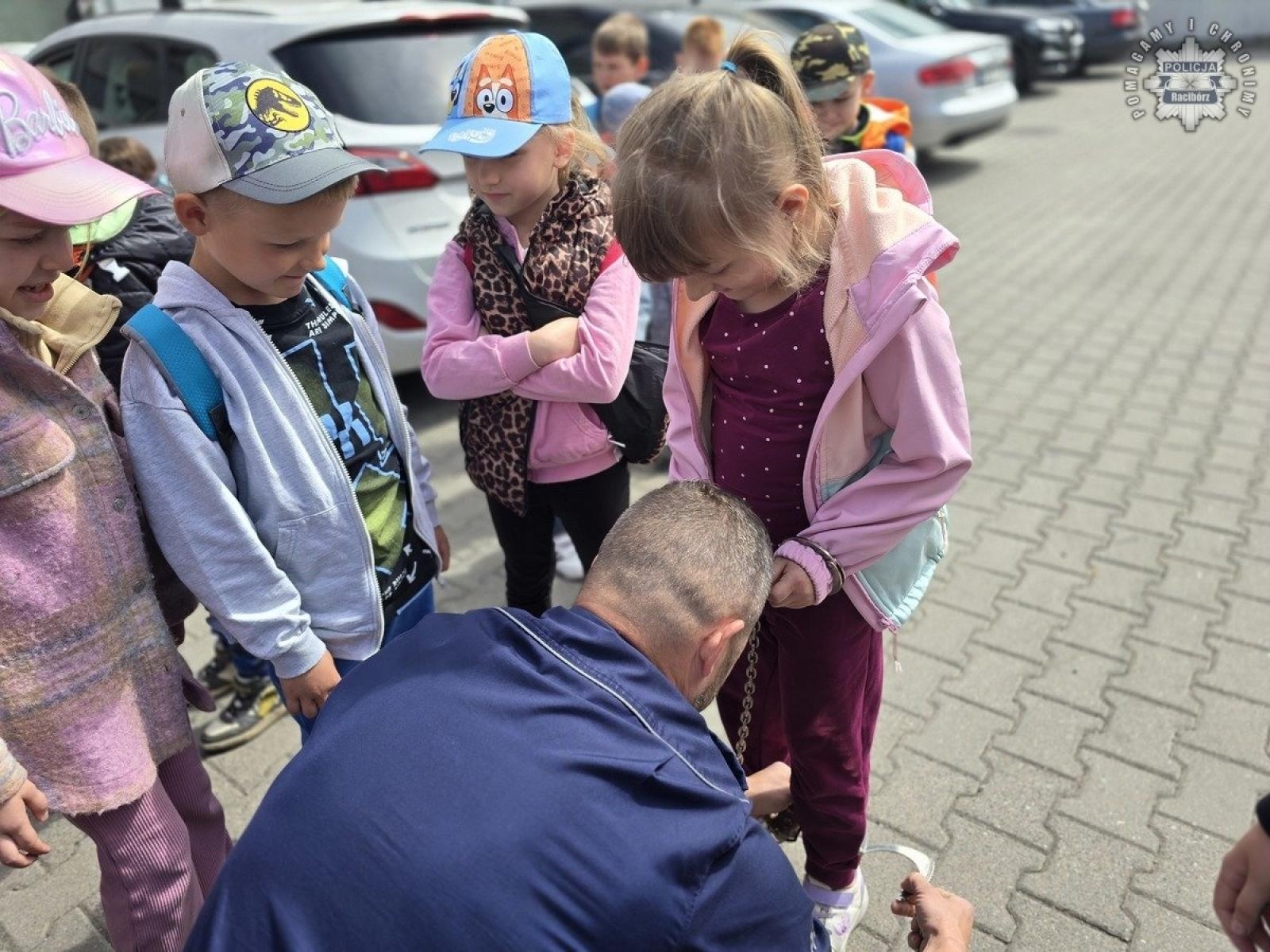 Zdjęcie w galerii na portalu naszraciborz.pl: Przedszkolaki z Grzegorzowic w odwiedzinach u raciborskich policjantów wiadomości z regionu