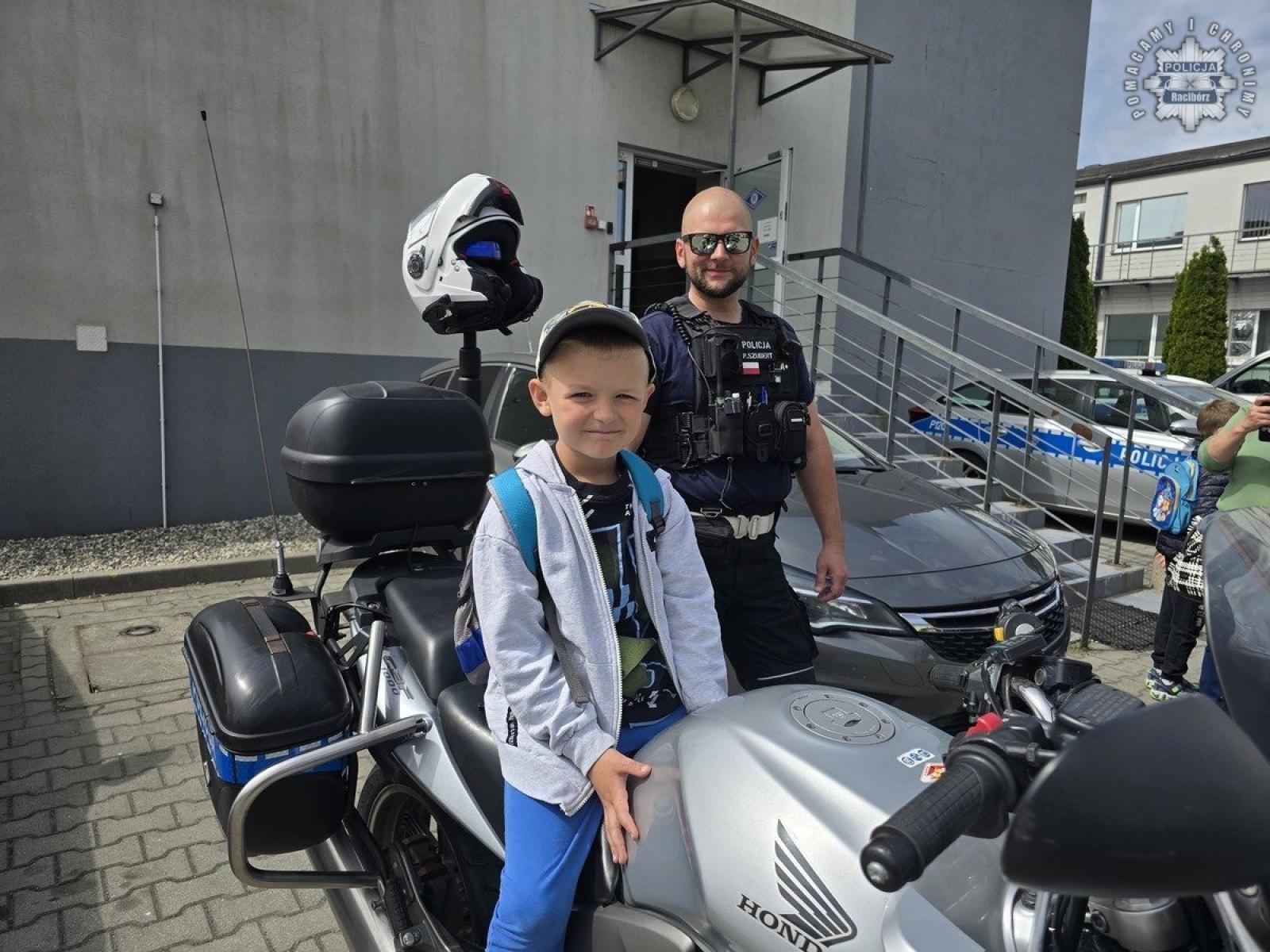 Zdjęcie w galerii na portalu naszraciborz.pl: Przedszkolaki z Grzegorzowic w odwiedzinach u raciborskich policjantów wiadomości z regionu